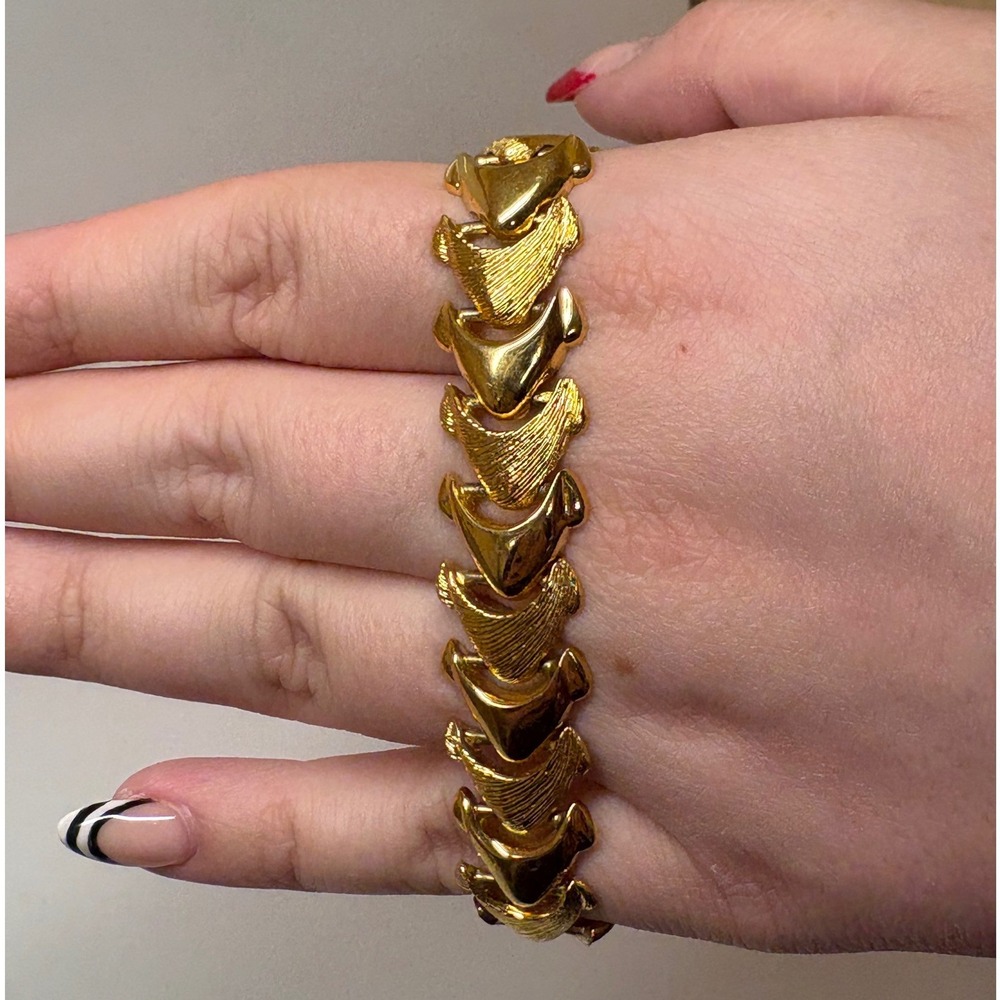 Vintage Gold Tone Textured Chevron Link Bracelet Fold Over Clasp 7.5 Inch